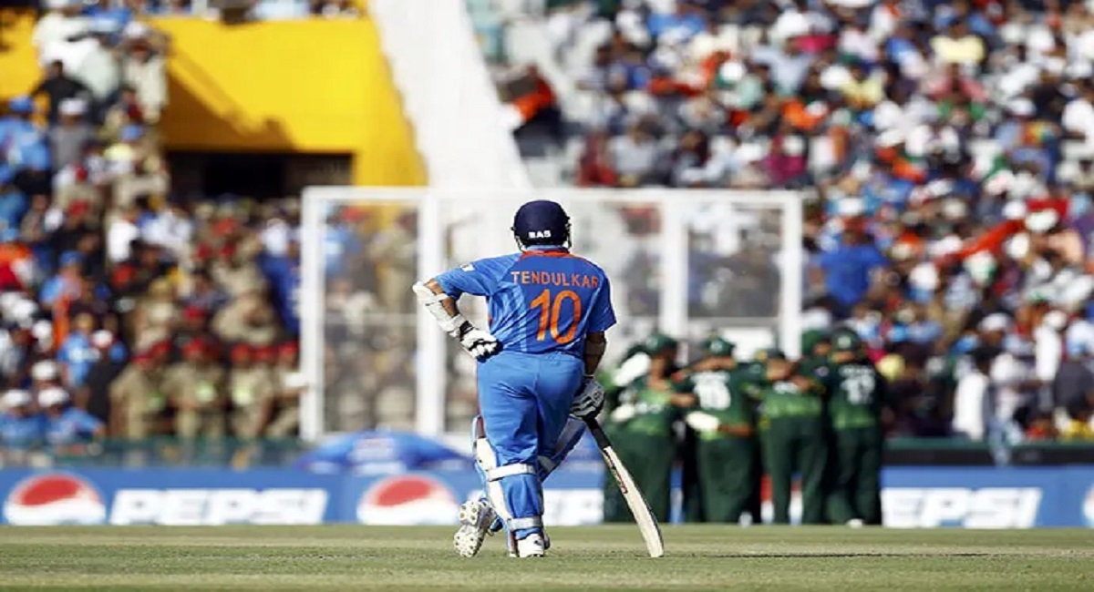 Indias Tendulkar waits 013