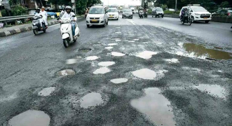 Potholes Problem : आता अॅपवरून करा खड्ड्यांची तक्रार; बांधकाम विभागाचं नवं अॅप