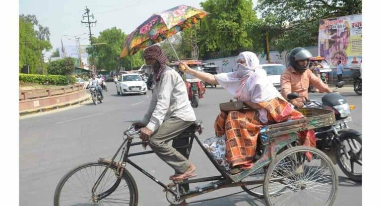 Heat Wave: माणुसकी अजूनही शाबूत; रिक्षाचालकाला त्रास होऊ नये म्हणून महिलेने धरली छत्री