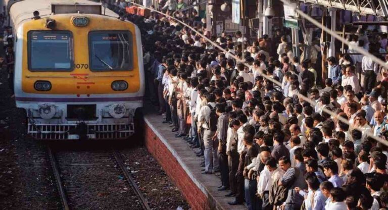 Local Train : लोकलच्या दिव्यांग डब्यात घुसखोरी, चार हजार जणांवर कारवाई