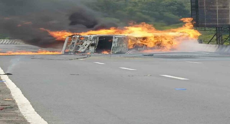 Mumbai-Pune Expressway Accident : मुंबई-पुणे एक्सप्रेस वेवर तेलाच्या टँकरला आग; चार जणांचा मृत्यू