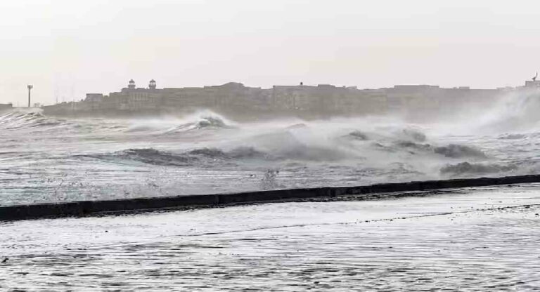 Biporjoy Cyclone : गुजरातमध्ये अतिवृष्टीमुळे पुराचा इशारा; आठ जिल्ह्यांना हाय अलर्ट