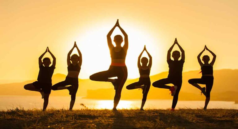 Yoga Quotes: नियमित योगा करण्यासाठी प्रेरणा देणारे १० मौल्यवान विचार कोणते?