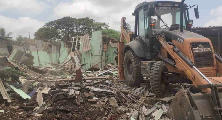 Bulldozer Pattern : महाराष्ट्रात ‘बुलडोझर पॅटर्न’; बांगलादेशी घुसखोरांची अनधिकृत बांधकामे राज्य सरकारने पाडली