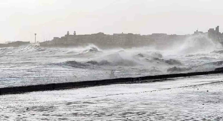 Biparjoy Cyclone : बिपरजॉय चक्रीवादळाने घेतले ४ बळी; जुहू समुद्रकिनारी ५ जण बुडाले