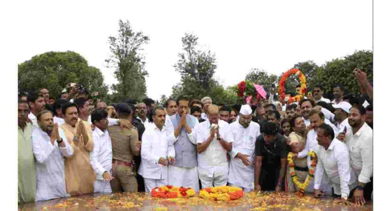 यशवंतराव चव्हाण यांच्या स्मृतीस्थळावर शरद पवारांचे शक्तिप्रदर्शन