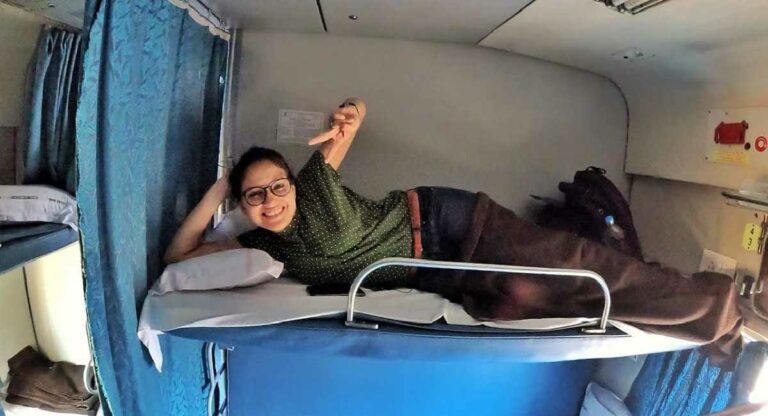 AC Sleeper Coach : रेल्वेच्या एसी, स्लीपर कोचमध्ये झोपण्याच्या वेळेत बदल; जाणून घ्या नवीन नियम