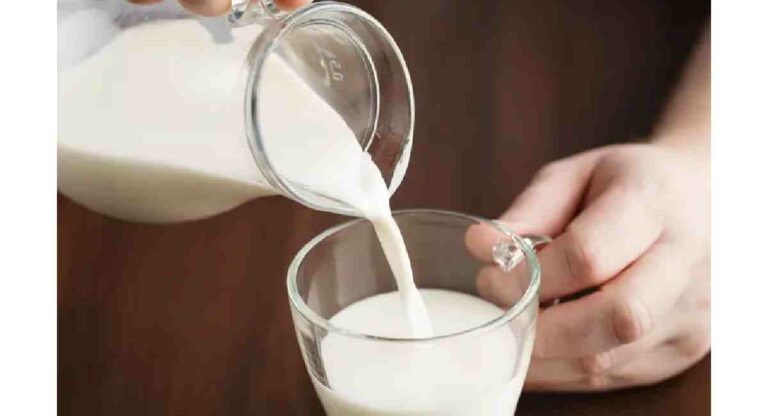 Milk : तुम्हाला माहितीय का? दुधाचा रंग काळा आणि गुलाबी देखील असतो? वाचा ही बातमी