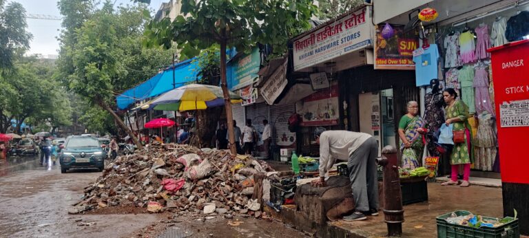 Dadar : दादरच्या रानडे मार्गावर अनधिकृत डेब्रिज