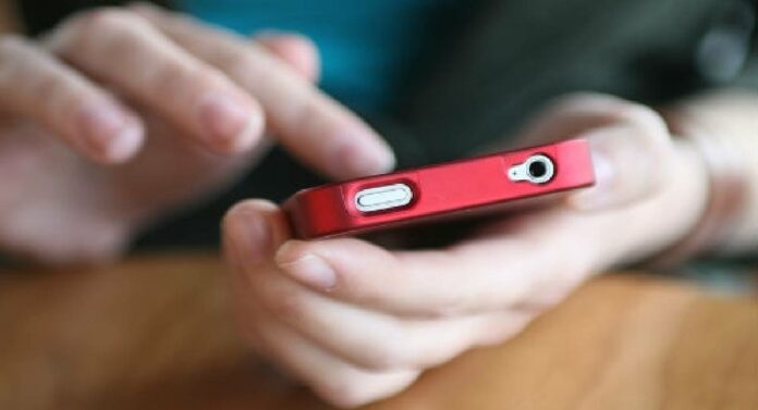 Check whether you are addicted to mobile : स्मार्टफोनचं व्यसन मानसिक होतंय का?