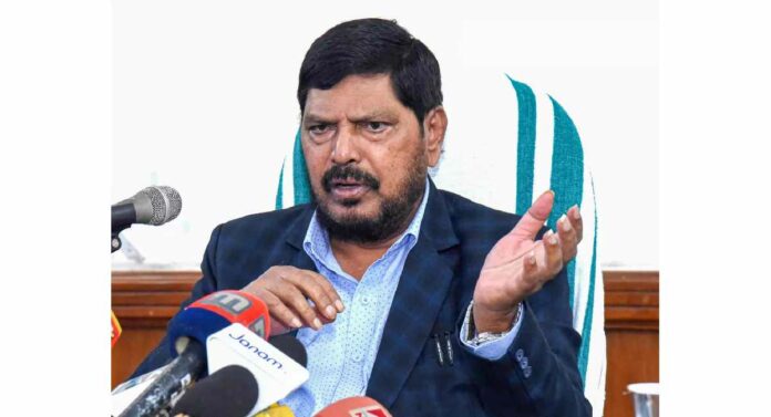 Ramdas Athawale : आठवले शिर्डी लोकसभा लढवण्यावर ठाम; शिवसेनेच्या गोटात अस्वस्थता