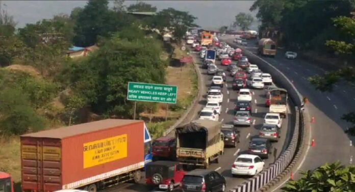 Mumbai-Pune Expressway : सलग सुट्ट्यांमुळे रस्ते जाम