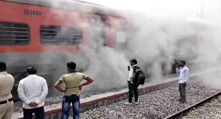 Fire In Udyan Express: बंगळुरुमध्ये रेल्वे स्थानकावर थांबलेल्या उद्यान एक्स्प्रेसच्या दोन डब्यांना लागली भीषण आग