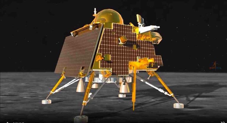 Chandrayaan 3 : चंद्रावर उतरताच विक्रम लँडरने पाठवले चंद्राच्या पृष्ठभागाचे फोटो