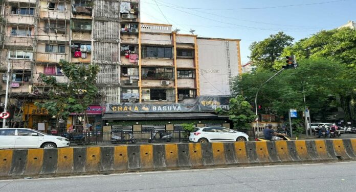 'Chala Basu Ya' Restaurant मध्ये मद्यधुंद महिलेकडून पोलीस महिला अधिकारी यांना मारहाण