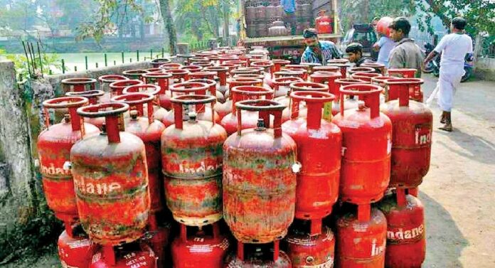 Lpg Gas Theft : टँकरमधून अवैध गॅस रिफिलिंग करून व्यावसायिक सिलेंडरमध्ये भरणारी टोळी गजाआड