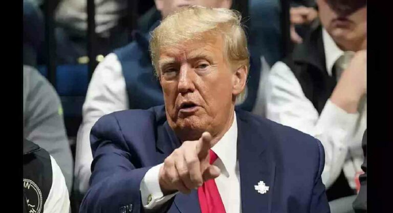 Donald Trump Surrender : अमेरिकेचे माजी राष्ट्राध्यक्ष डोनाल्ड ट्रम्प यांच्यावर ओढवली शरणागती पत्करण्याची नामुष्की