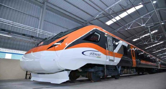 Vande Bharat Express : आधुनिक यंत्रणांनी सुसज्ज 'वंदे भारत एक्सप्रेस' आता भगव्या रंगात