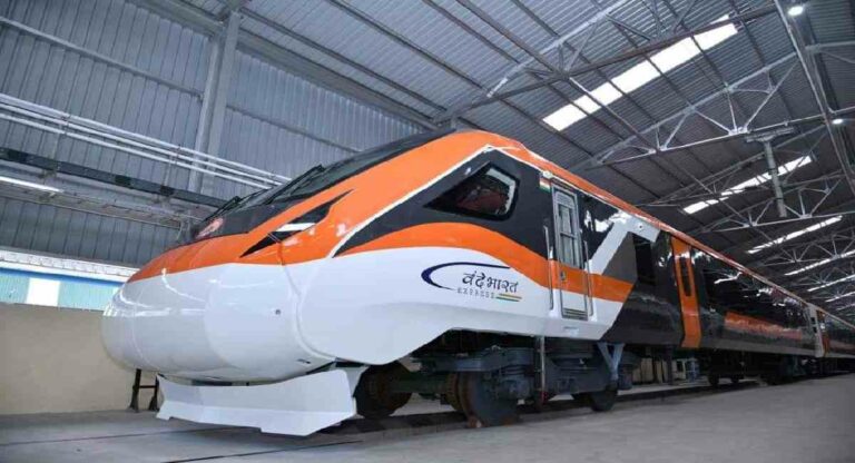 Vande Bharat Express : आधुनिक यंत्रणांनी सुसज्ज  ‘वंदे भारत एक्सप्रेस’  आता भगव्या रंगात