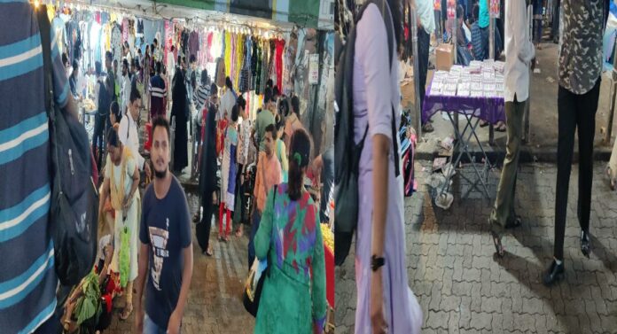 Unauthorized Hawkers : केशवसुत उड्डाणपुलाखालील गाळ्यांमधील फेरीवाल्यांनी अडवली रेल्वे प्रवाशांची वाट