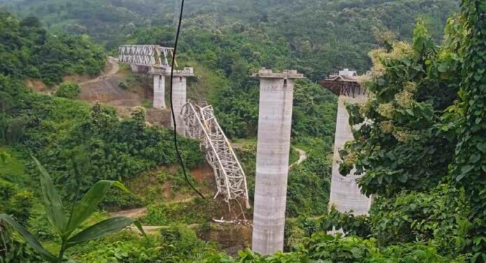 मिझोराम बांधकाम सुरु असलेला पूल कोसळला ,अनेकजण ढिगाऱ्याखाली अडकले