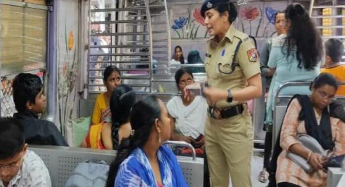 Womens Safety : रेल्वे प्रवास करणाऱ्या स्त्रिया आणि मुलींच्या सुरक्षेसाठी तेजस्विनी पथकाचा पुढाकार, जनजागृती मोहिमेचे आयोजन