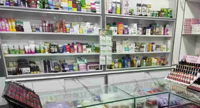 Cosmetics : सौंदर्यप्रसाधने डॉक्टरांच्या सल्ल्याशिवाय वापरणे ठरतेय धोकादायक