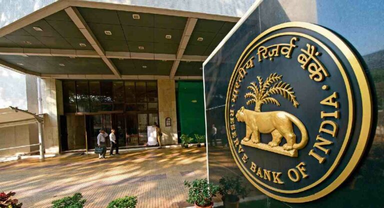 RBI : कर्जाच्या परतफेडीनंतर कर्जदाराला एक महिन्यात मूळ कागदपत्र परत करा, रिझर्व्ह बँकेचा बँकांना इशारा