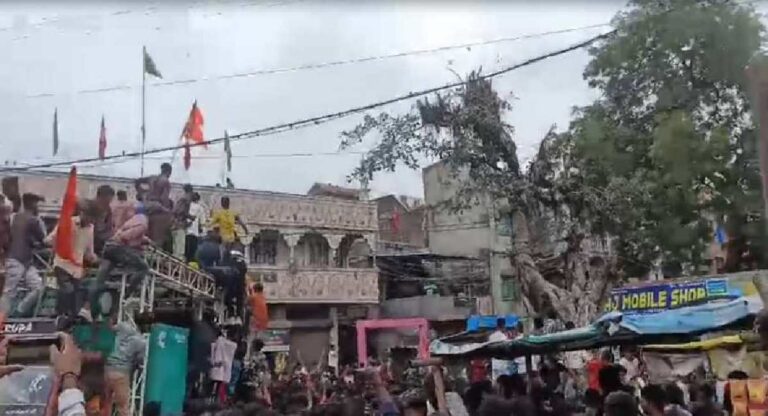 Gujarat Shiv Yatra : गुजरातमध्ये शिव यात्रेवर मुस्लिमांकडून दगडफेक; ३ पोलिसांसह ६ जण जखमी; १५ जणांना अटक