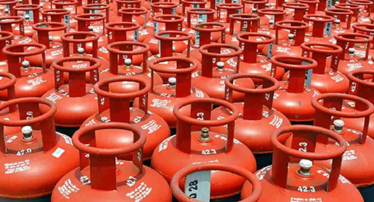 LPG Price Reduction : घरगुती पाठोपाठ व्यावसायिक सिलिंडरच्या दरात मोठी घसरण