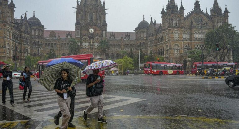 Mumbai Rain :  मुंबईत पावसाची हजेरी,हवेतील गारव्यामुळे मुंबईकर सुखावले