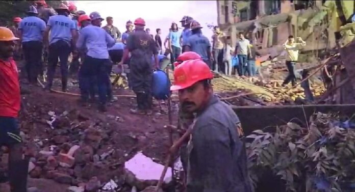 Building Collapse : डोंबिवलीत तीन मजली इमारत कोसळली ,५० ते ५५ लोक अडकली असून त्यांची प्रकृती गंभीर