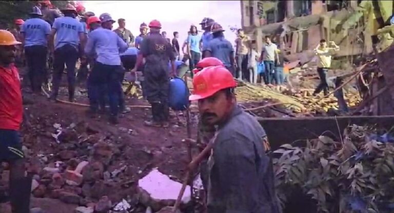 Building Collapse :  डोंबिवलीत तीन मजली इमारत कोसळली ,५० ते ५५ लोक अडकली असून त्यांची प्रकृती गंभीर