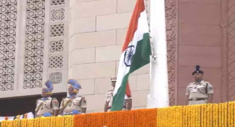 New Parliament Building : संसदेच्या विशेष अधिवेशनाच्या पार्श्वभूमीवर नव्या संसद भवनाच्या इमारतीवर उपराष्ट्रपतींनी फडकवला तिरंगा