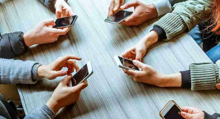 Social Media Addiction : 61 टक्के शहरी मुलांना सामाजिक माध्यमे, ओटीटी आणि ऑनलाइन गेमिंगचे व्यसन; सर्वेक्षणात धक्कादायक खुलासे 