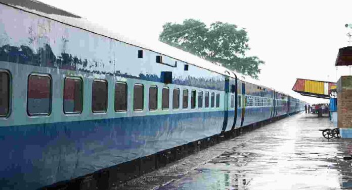 Indian Railway Special Trains : सणासुदीच्या काळात भारतीय रेल्वेच्या ६,००० विशेष रेल्वे फेऱ्या