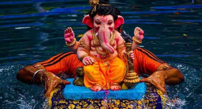 Ganapati Bappa Morya : निरोप घेता देवा, आम्हा...