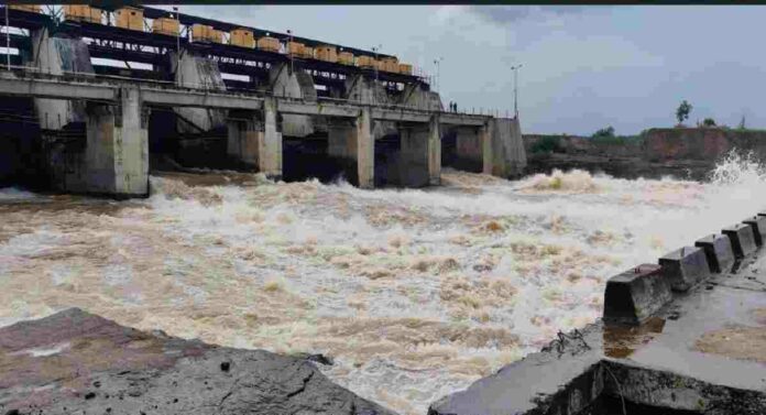 Nashik : नाशिक जिल्ह्यात धरणांमधून पाण्याचा विसर्ग, १७ गावांना सतर्कतेचा इशारा