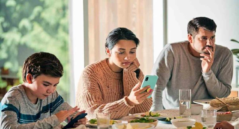 Screen Time Problems : वाढलेल्या ‘स्क्रीन टाईम’चे दुष्परिणाम !