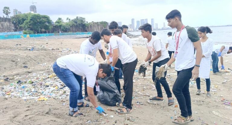 World Cleanliness Day 2023 : ‘प्ले अँड शाइन फाउंडेशन’तर्फे माहीम रेती बंदर समुद्रकिनाऱ्यावर राबवली स्वच्छता मोहीम