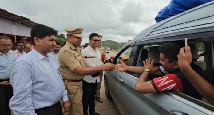 Ganeshotsav 2023 : गुलाबाचे फूल देऊन कोकणात चाकरमान्यांचे स्वागत, मुंबई-गोवा महामार्गावर स्वागत कक्ष