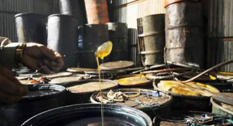 Adulterated with Palm Oil : पामतेलात ब्रँडेड खाद्यतेलाचे इसेन्स टाकून भेसळ, अन्न आणि औषध प्रशासनाची कारवाई सुरू