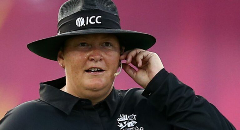 Female Cricket Umpire : इंग्लंडच्या स्यू रेडफर्न प्रथमश्रेणी क्रिकेटमधील पहिल्या महिला पंच