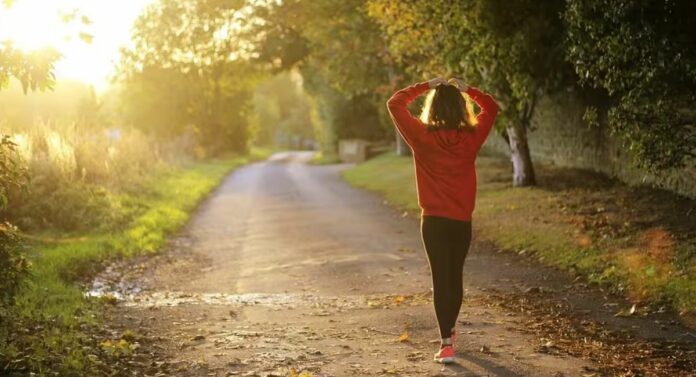 Silent Walking: ताणतणावर कमी करण्यासाठी 'सायलेंट वॉकिंग', जाणून घ्या फायदे