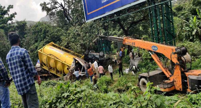 Accident : घोडबंदर रोड मार्गावर अपघात, ट्रक थेट खड्ड्यात