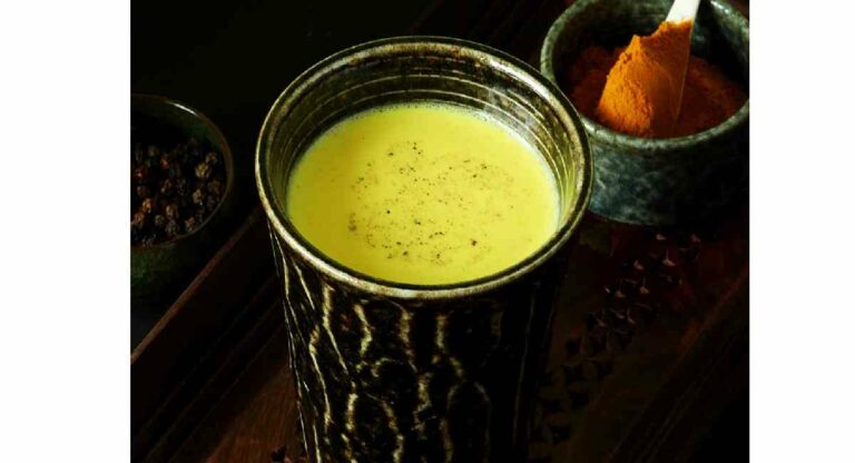 Turmeric Milk : हळदीचे दूध पिणे, हे आजार असणाऱ्यांसाठी ठरू शकते घातक