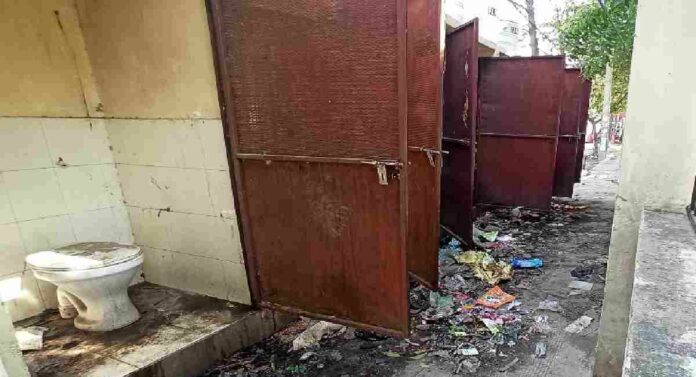 Public Toilets : देशभरातील सार्वजनिक शौचालयांची स्थिती भयानक; काय सांगते सर्वेक्षण