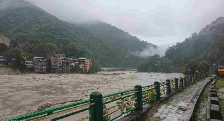 Flash Floods In Sikkim : सिक्कीममध्ये अचानक आलेल्या पुरामुळे लष्कराचे मोठे नुकसान, 23 जवान बेपत्ता