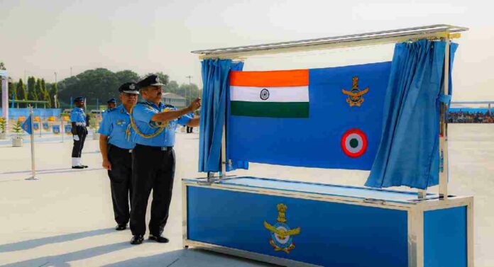 Indian Air Force Unveils New Flag : भारतीय हवाई दलाच्या नव्या ध्वजाचे अनावरण; काय आहे खास...