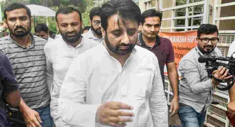 ED Raids Amanatullah Khan : वक्फ बोर्ड आर्थिक अपहाराप्रकरणी ईडीची कारवाई; आपचे अमानतुल्ला खान का आले अडचणीत…